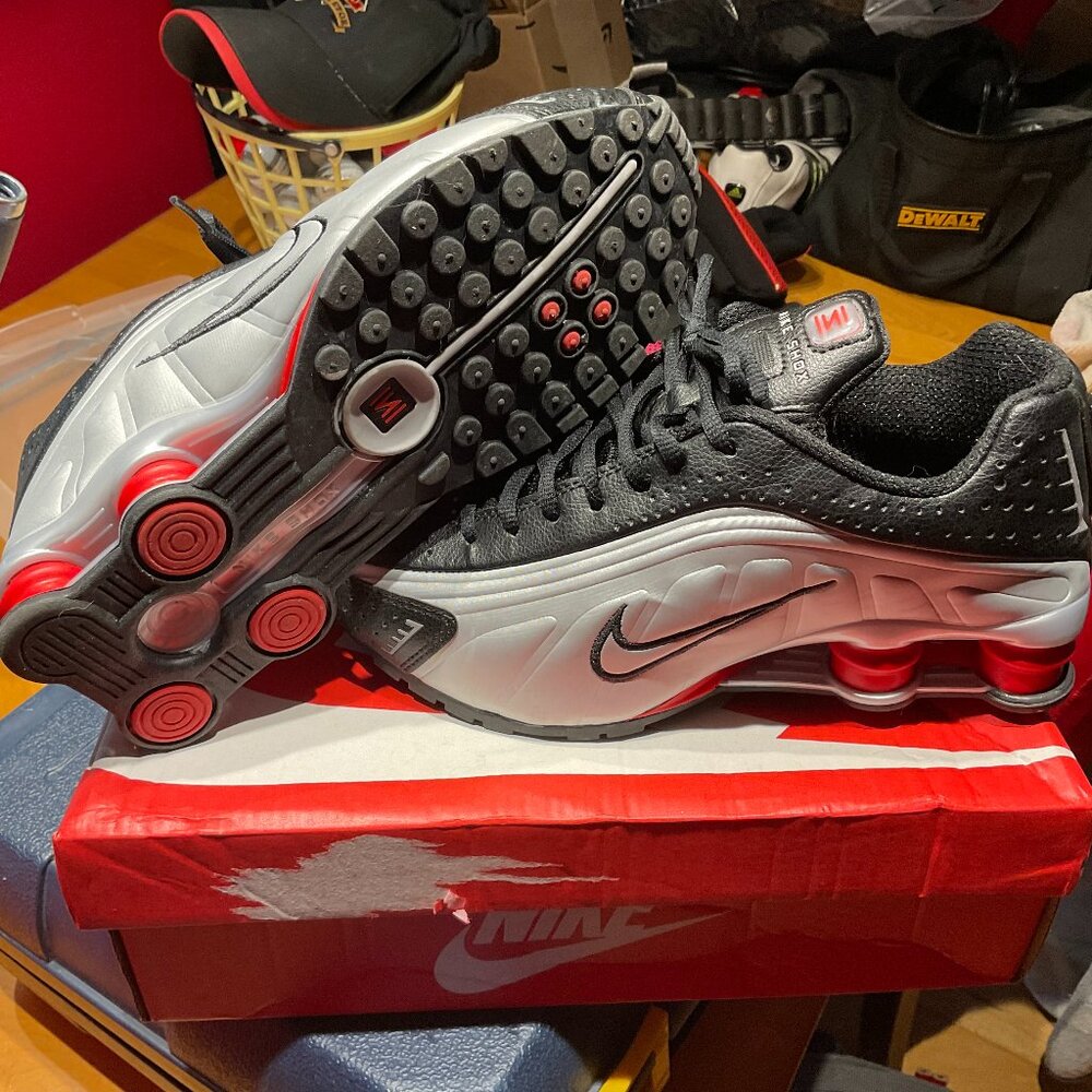 NIKE SHOX R4 SIZE 8 (LIKE NEW)